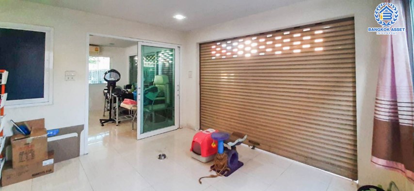 *****บ้านแฝดมือสองย่านกรุงเทพฯ ม.พระปิ่น2 ติดถ.บรมราชชนนี หลังมุม! เนื้อที่กว้างขวางถึง 36 ตร.ว. ฟังก์ชัน 4 ห้องนอน 2 ห้องน้ำ 2 ที่จอดรถ มีร้านค้า 2 ห้องสามารถค้าขายได้ บนทำเลดี เชื่อมต่อถ.พุทธมณฑลสาย2, ถ.กาญจนาภิเษก ใกล้ม.มหิดล และทางด่วน "ศรีรัช"